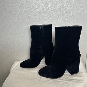 Chic Black Croc-Embossed Heeled Boots